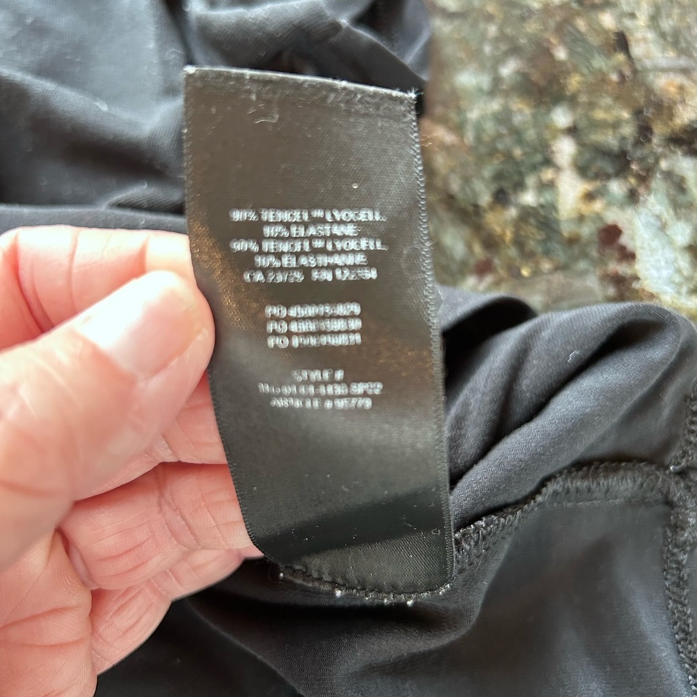 Aritzia Babaton black crewneck short sleeve in EUC. Quiet luxury. Classic - Picture 8 of 11